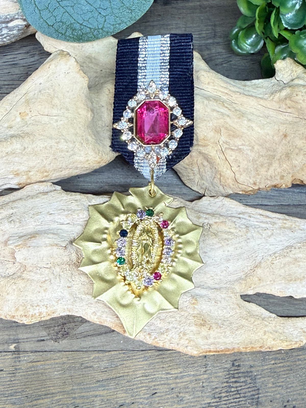 Broche/Médaille Azafran Rosa