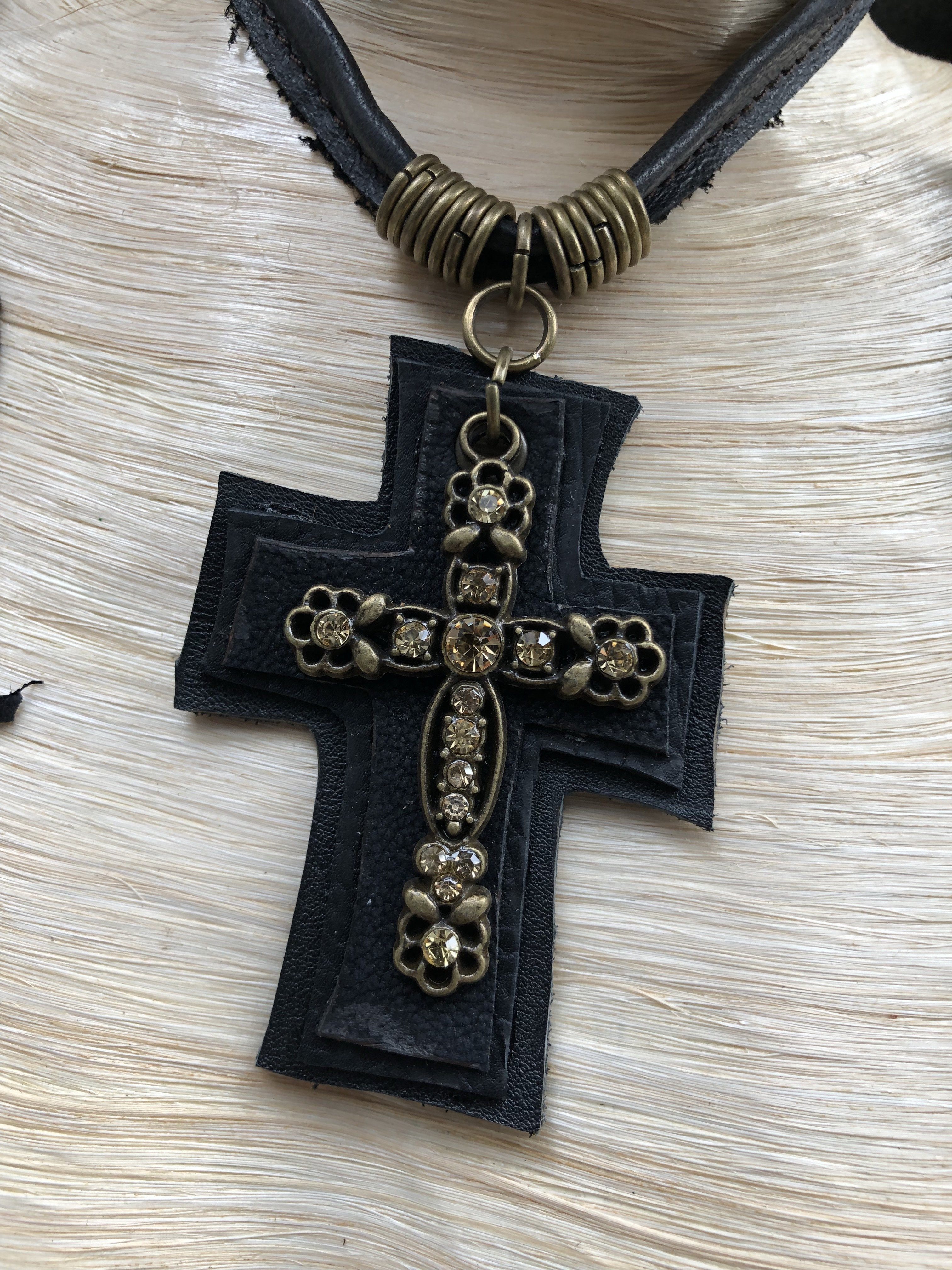 Antonia Iguan Choker
