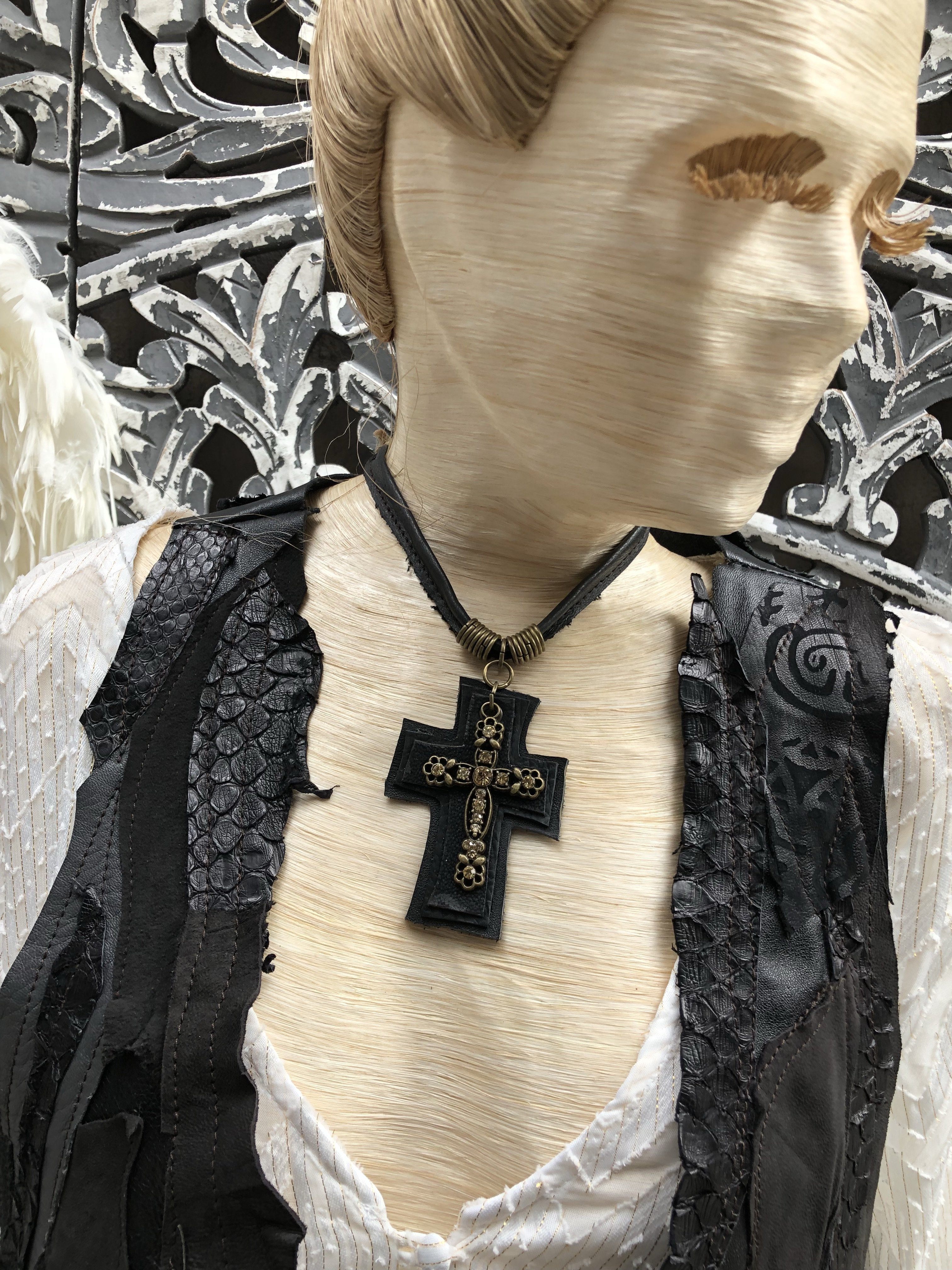 Antonia Iguan Choker