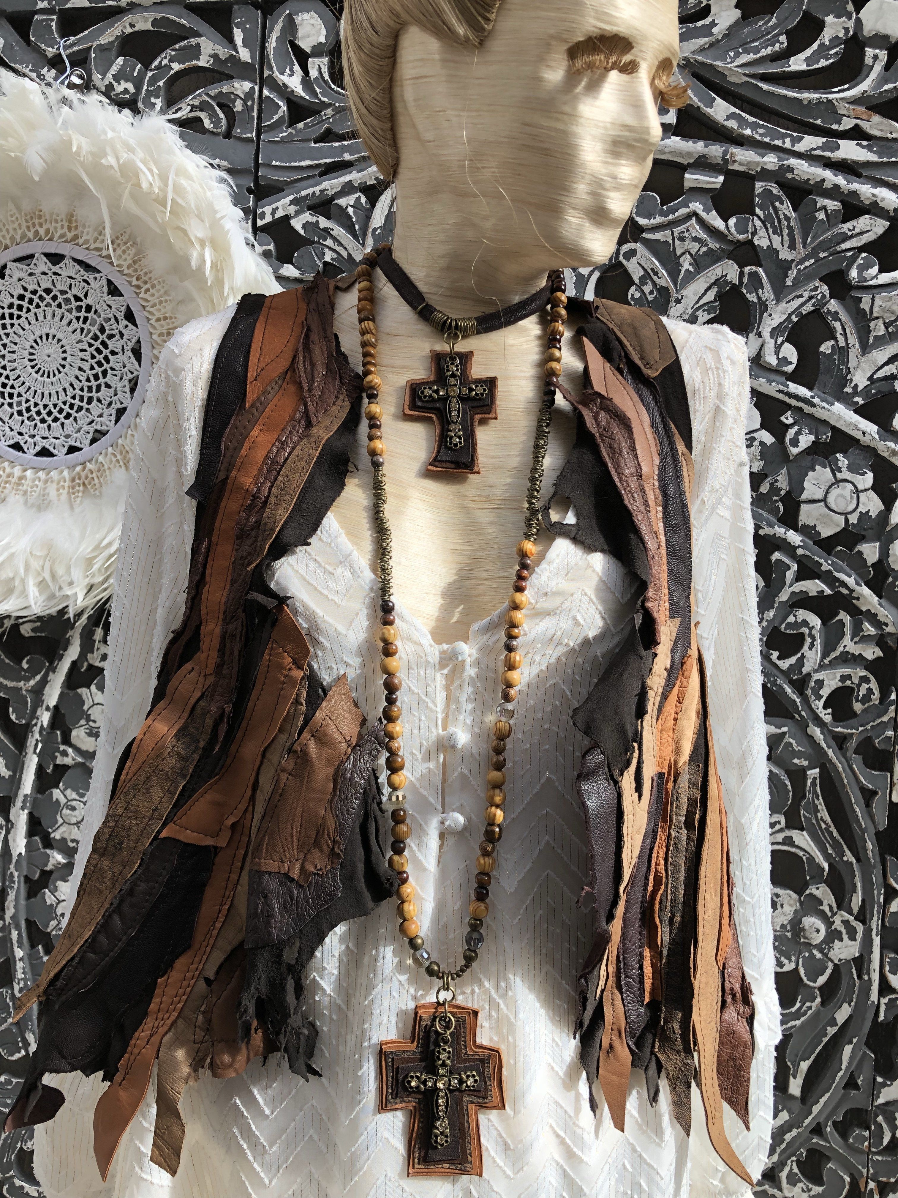 Antonia Iguan Choker