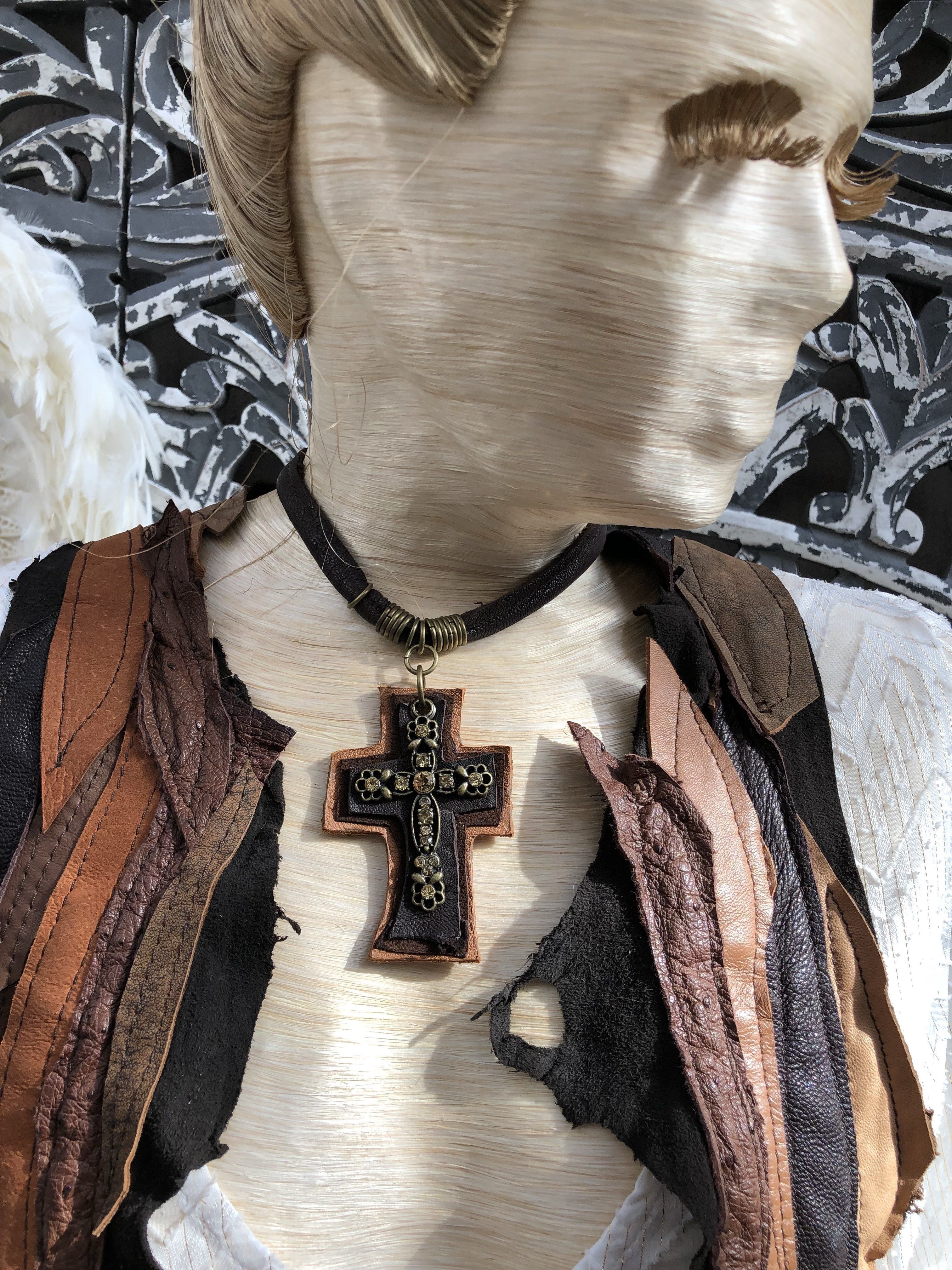 Antonia Iguan Choker