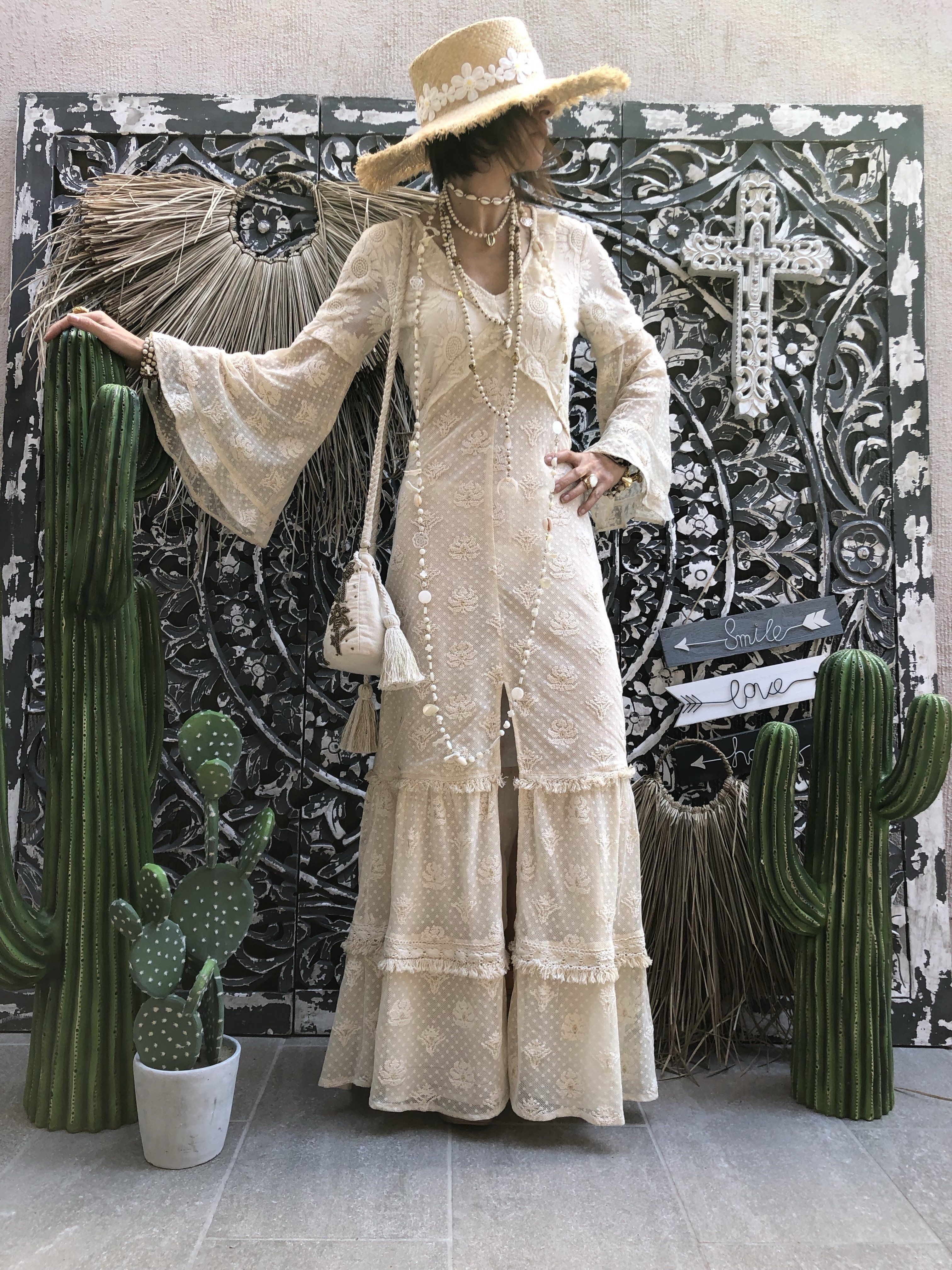 Robe Jorma White Amenapih