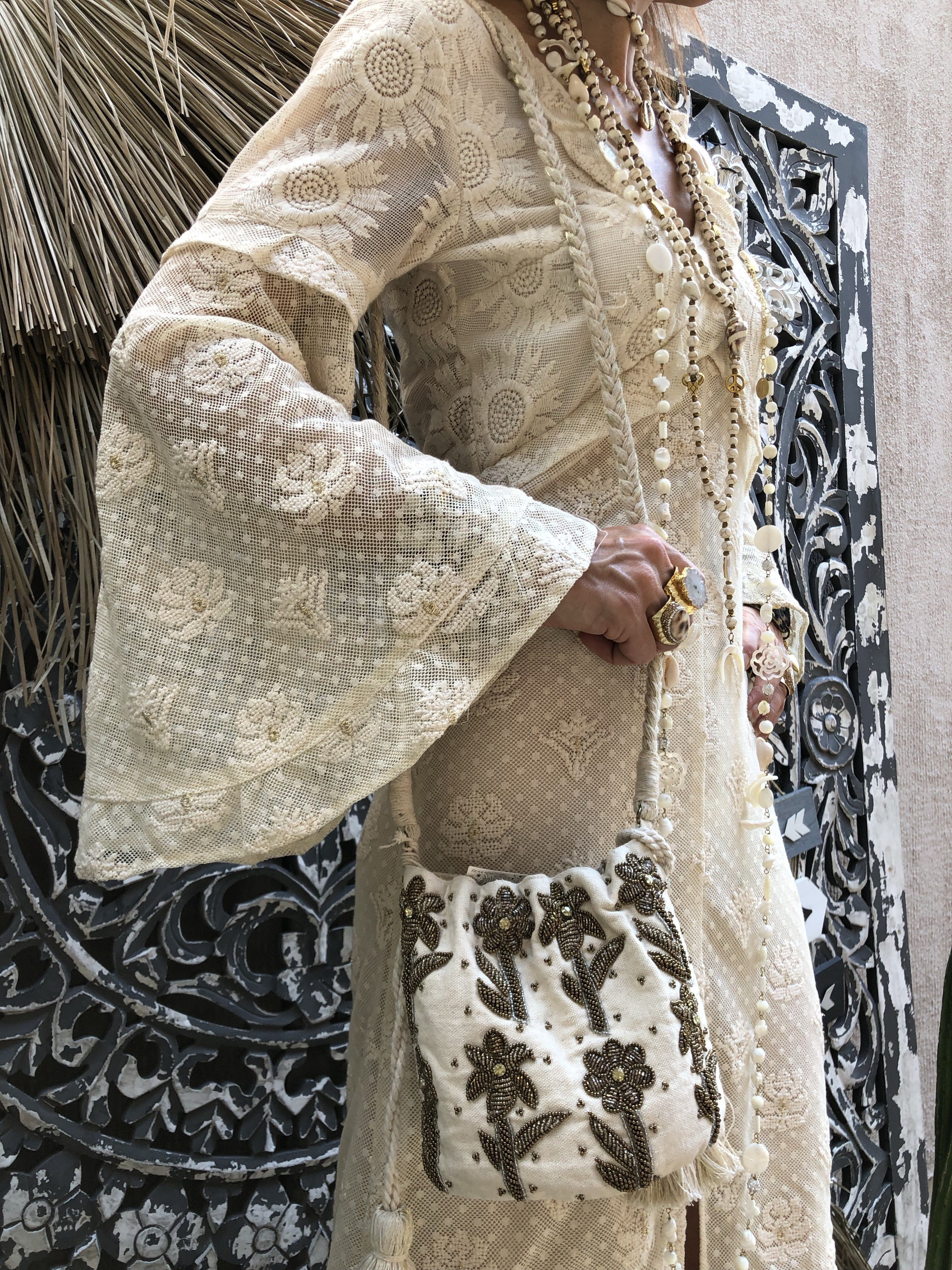 Robe Jorma White Amenapih